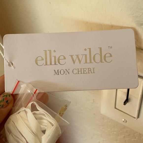 NWT Ellie Wide White with Pink Flowers - Picture 5 of 12